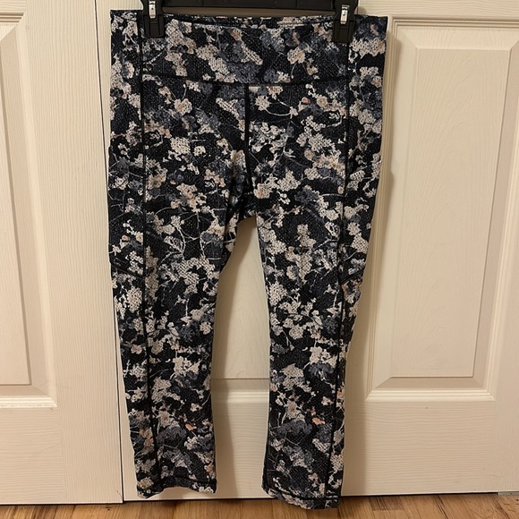 Lululemon Wunder Under High Rise Crop 21" Capri
Leggings size 10 - Picture 3 of 8